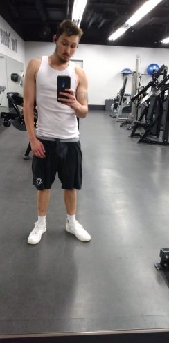 Guy at the gym taking selfie